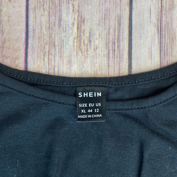 SHEIN Two-piece outfit: 1 pair of shorts and 1 crop top - Picture 10 of 13